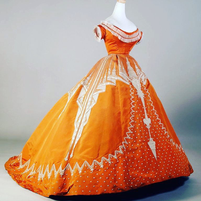 Each year I like to share the perfect pumpkin 🎃 dress for #Halloween, the #1860s dome of a #crinoline making for a suitably seasonal shape. Room to smuggle treats as well @ksumuseum #fashionhistory