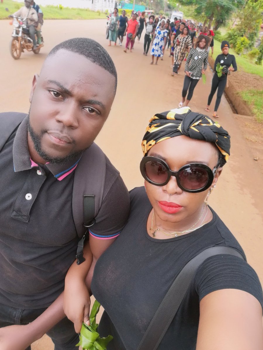 J& #39;ai fait la rencontre de  @FranckFoute de  @jeune_afrique et pendant ce moment nous avons pu marcher côte à côte avec la douleur... C& #39;était dur ! Il faut vivre le   #NOSO pour comprendre L& #39;URGENCE de   #EndAnglophoneCrises  #DeuilNational  #DeuilNational237  #Kumbamassacre