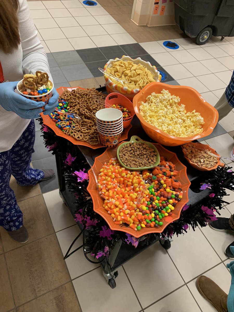 madisonfevans's tweet photo. Halloween treats from the best admin! THANK YOU @SarahCureton1 @beth_sizemore3 @BSShelby 🧡🎃🍭🍬🍿 https://t.co/PXZDQ56oAn