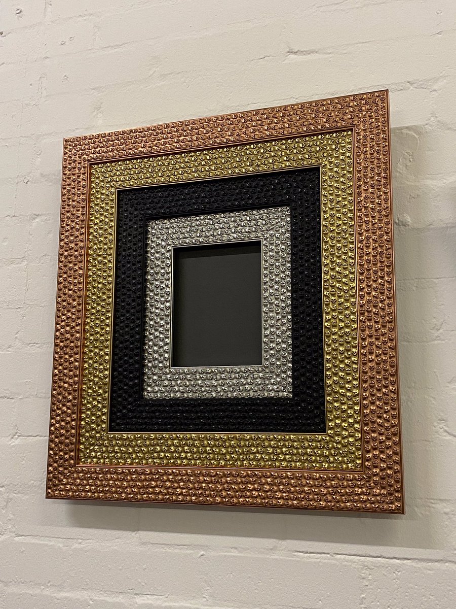 TheMasterframer's tweet photo. 💀 𝕳𝖆𝖕𝖕𝖞 𝕳𝖆𝖑𝖑𝖔𝖜𝖊𝖊𝖓 💀 Skull Frames now available, colours Copper, Gold, Silver & Black 💀🖤 contact us for more details... #halloween #skulls #gothic #gothicstyle #gothinteriors #mydarkhome #appleframes #gothaesthetic #hellsangels #bespokeframing #customframing https://t.co/B1nQzo0txi