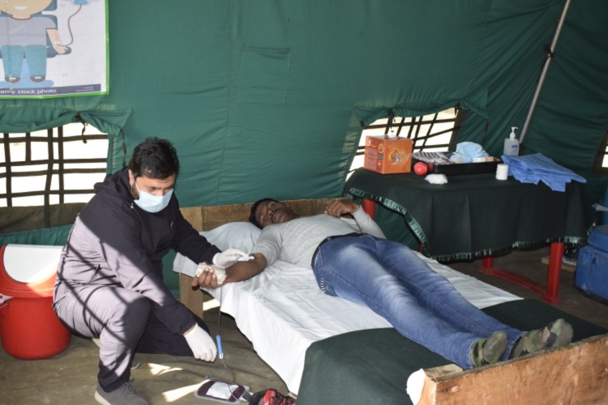 (7/n)The  #Unity Blood Donation Camp was organized by the  #IndianArmy in association with the Red Cross Society, Kupwara. Over 50 people came forward to donate their blood showcasing unanimity and willingness to stand shoulder to shoulder with the nation.