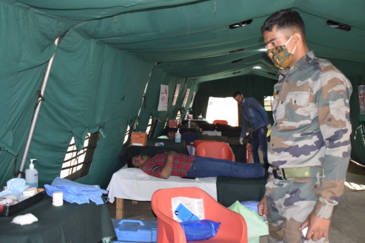 (7/n)The  #Unity Blood Donation Camp was organized by the  #IndianArmy in association with the Red Cross Society, Kupwara. Over 50 people came forward to donate their blood showcasing unanimity and willingness to stand shoulder to shoulder with the nation.
