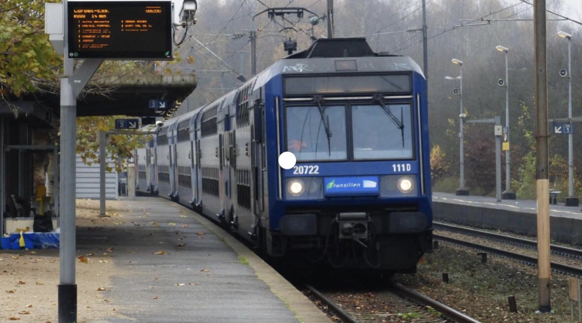 Paris a un grand réseau de transport en commun très bien structuré qui comprend : • Les bus :qui circulent plus souvent que dans paris. • Les métros : qui circulent également que dans paris. • Les trains : qui circulent partout dans l’Île-de-France.