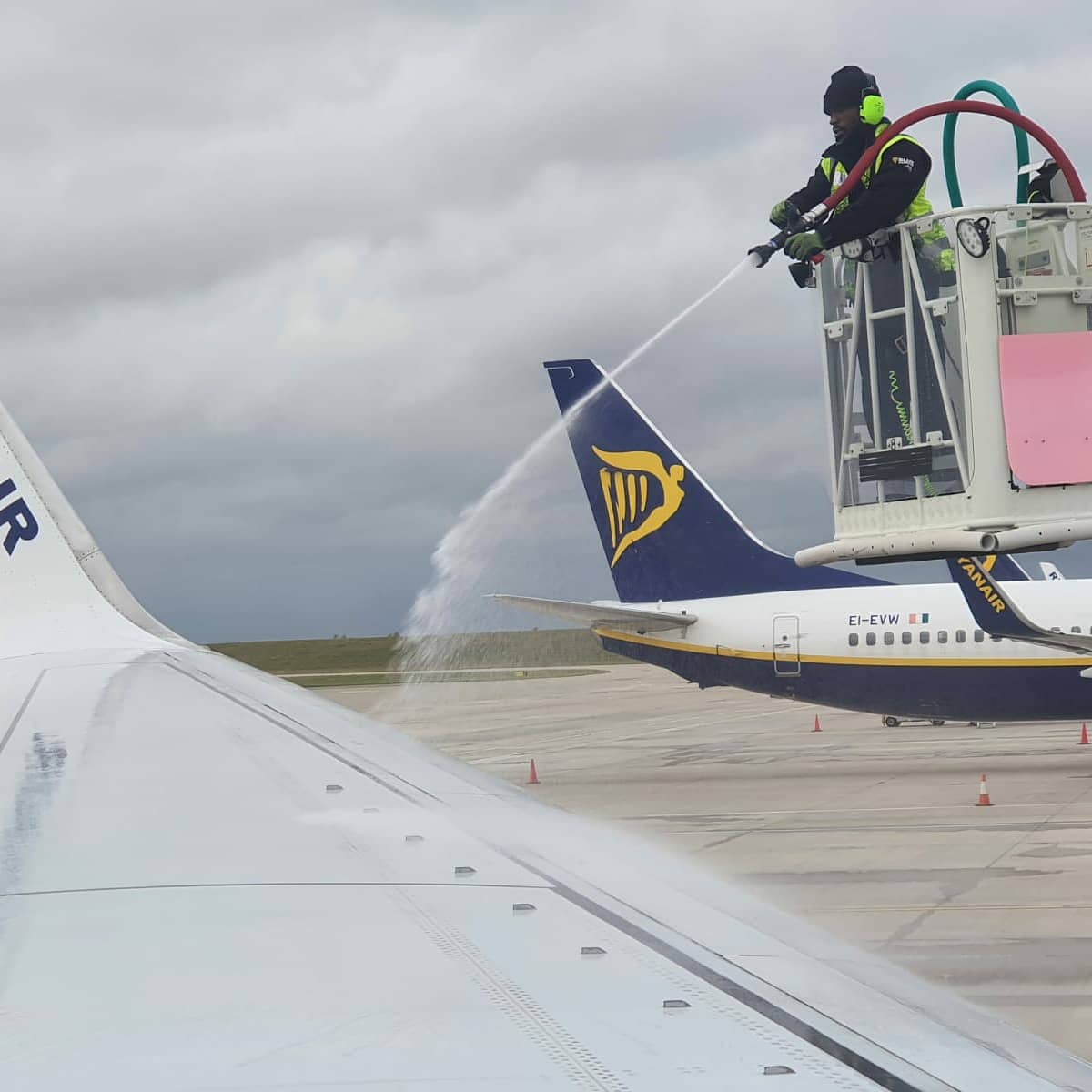 Pinky_Pinkos's tweet photo. #Deicing training completed 82% passed rate! ✈🚿❄ #OperationSupport #Aviation #Team3Baby #Freighteam #AirportLife https://t.co/Oaf1wtIChF