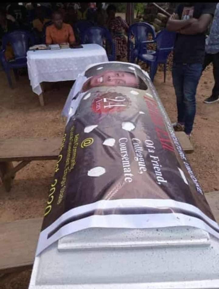 #LekkiMassacre #Endsars Tony, a graduate of business admin, one of the victims of #LekkiMassacre has been laid to rest. There are several others still missing and their bodies not found. May his soul Rest In Peace as we work to immortalize them. #Strugglecontinues.