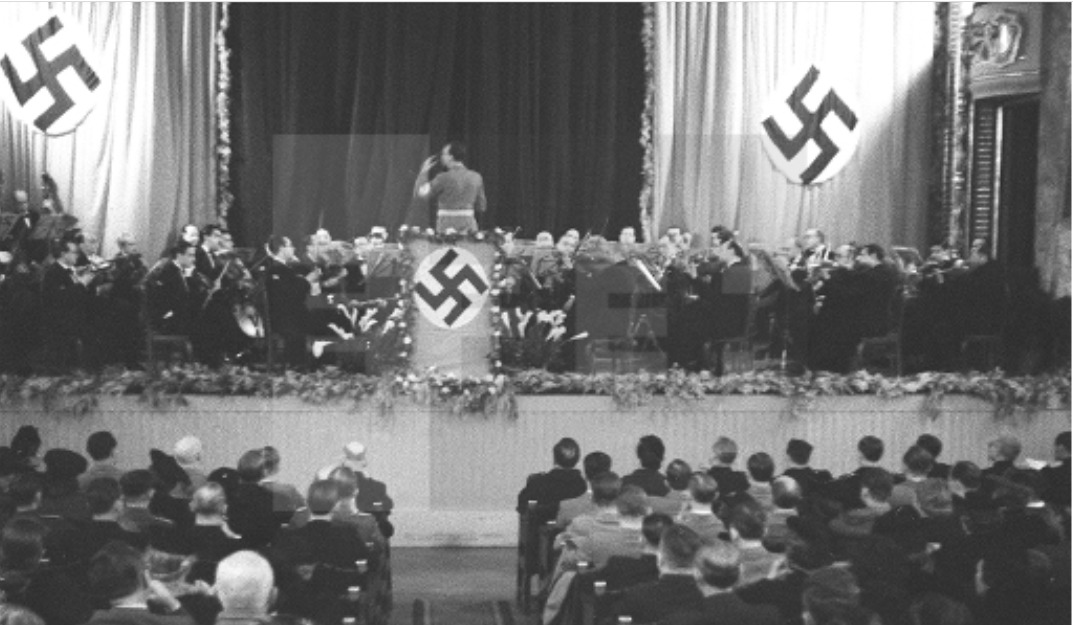 ARMH_Memoria's tweet photo. No es Berlín, no es Munich, es Madrid.
El 31 de enero de 1941 se celebró en el Círculo de Bellas Artes un concierto para celebrar los diez años del ascenso de Hitler al poder. El nazismo español fue escondido por la dictadura tras el final de la Segunda Guerra Mundial. https://t.co/3LwzIdHf7o