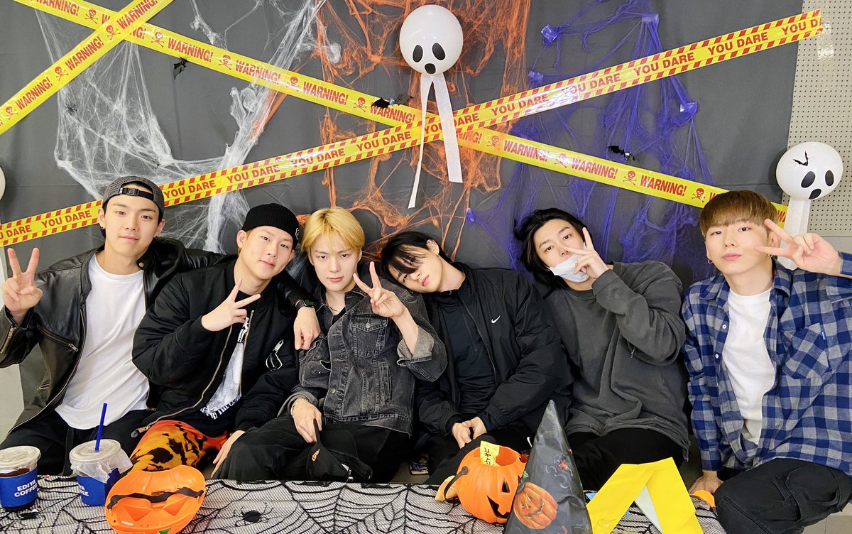OfficialMONSTAX's tweet photo. 📸
201031 #몬스타엑스
#HALLOWEEN #V_LIVE 완료

할로윈을 맞이하여 진행한 
깜짝 V LIVE ✌🏻 어떠셨나요?
11월 2일날도 함께해요 😍
Trick or treat 🎃!

#MONSTAX #MONSTA_X https://t.co/F8pax2FCKz