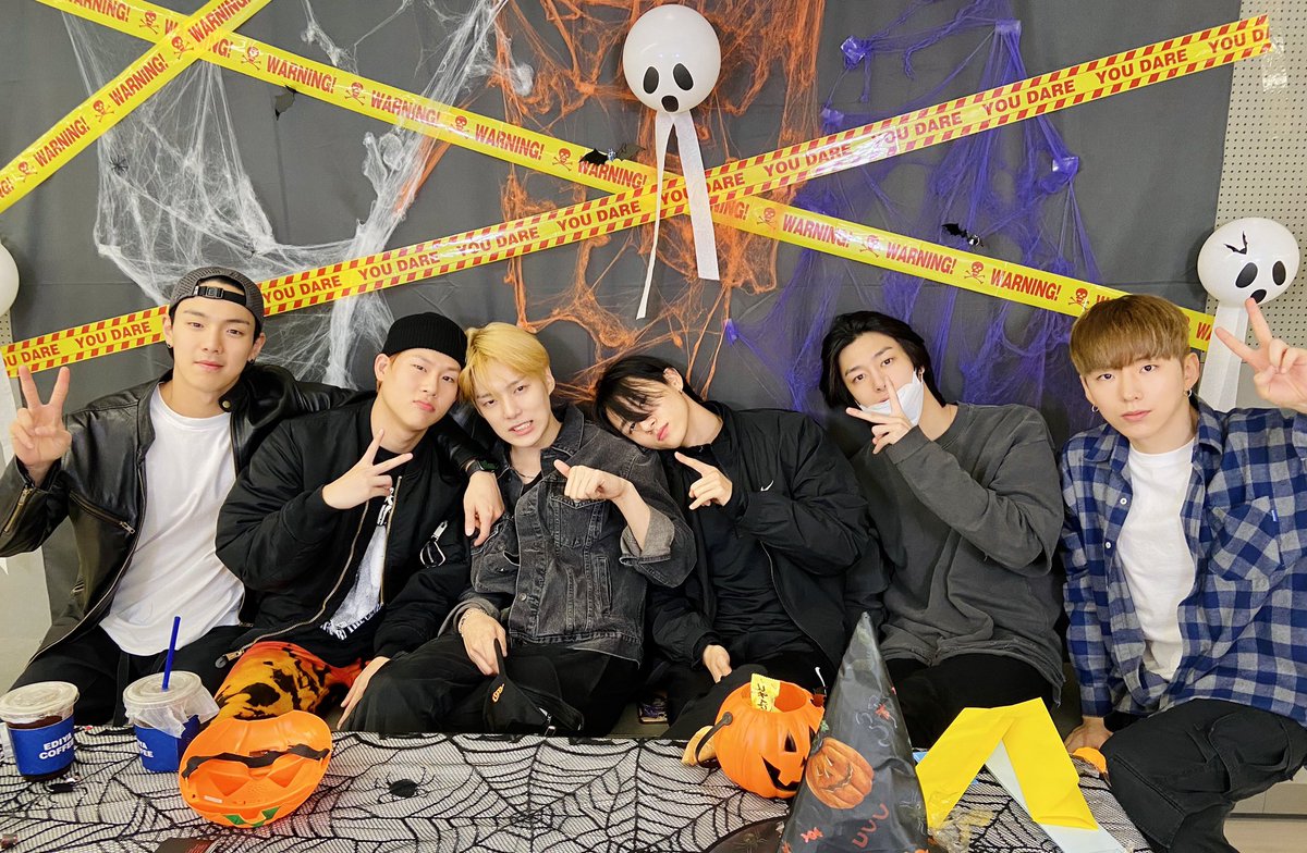 OfficialMONSTAX's tweet photo. 📸
201031 #몬스타엑스
#HALLOWEEN #V_LIVE 완료

할로윈을 맞이하여 진행한 
깜짝 V LIVE ✌🏻 어떠셨나요?
11월 2일날도 함께해요 😍
Trick or treat 🎃!

#MONSTAX #MONSTA_X https://t.co/F8pax2FCKz