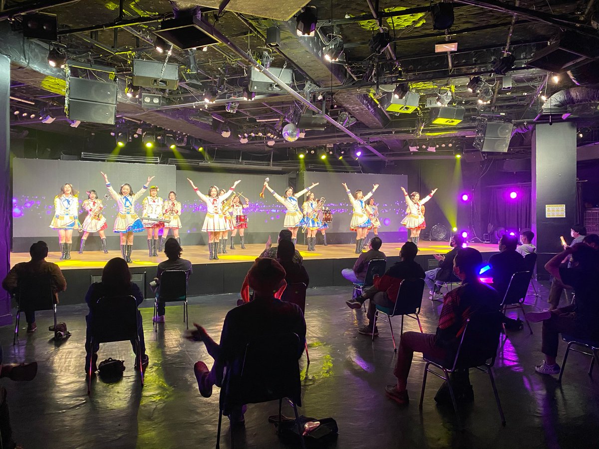 officialJKT48's tweet photo. Hari ini teater kembali beroperasi dengan protokol baru. Kembali bertemu fans bikin member lebih semangat lagi! #HallowJNightJKT48 https://t.co/2sy6sIu4h9