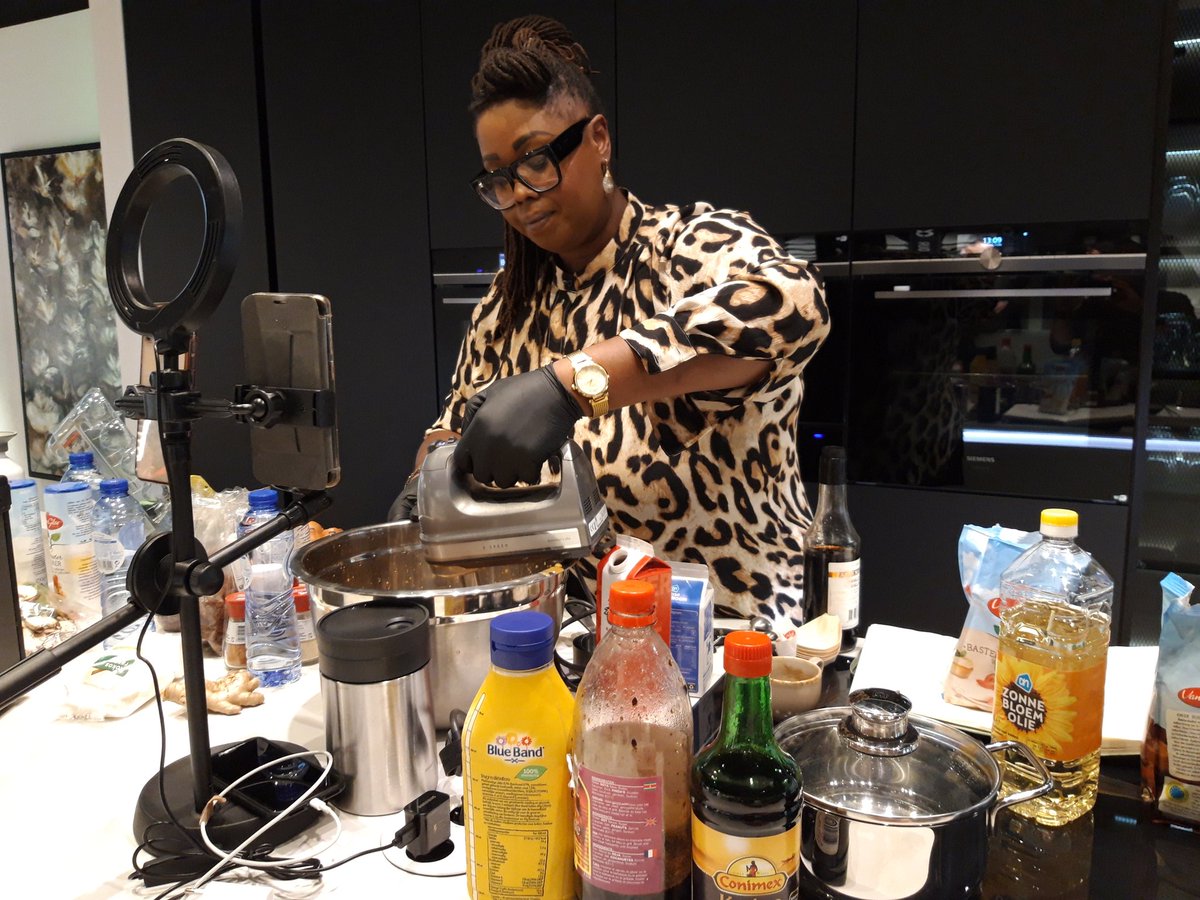 Kook- en bakdemonstratie van <a href="/ShirmaRouse/">Shirma Rouse</a> bij <a href="/vdvkeukens/">VanDerVeldenKeukens</a> En het ruikt lekker...! Volg de livestream #Ermelo <a href="/GemeenteErmelo/">Gemeente Ermelo</a>