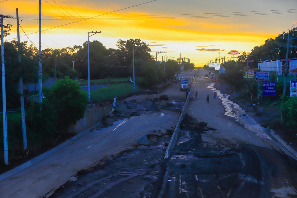 NoticieroSLV's tweet image. El paso vehicular en la carretera que conduce a Quezaltepeque continúa cerrado, por los trabajos de remoción de escombros realizados por @ObrasPublicasSV y @FOVIALITO.

Las autoridades recomiendan a los conductores tomar vías alternas.