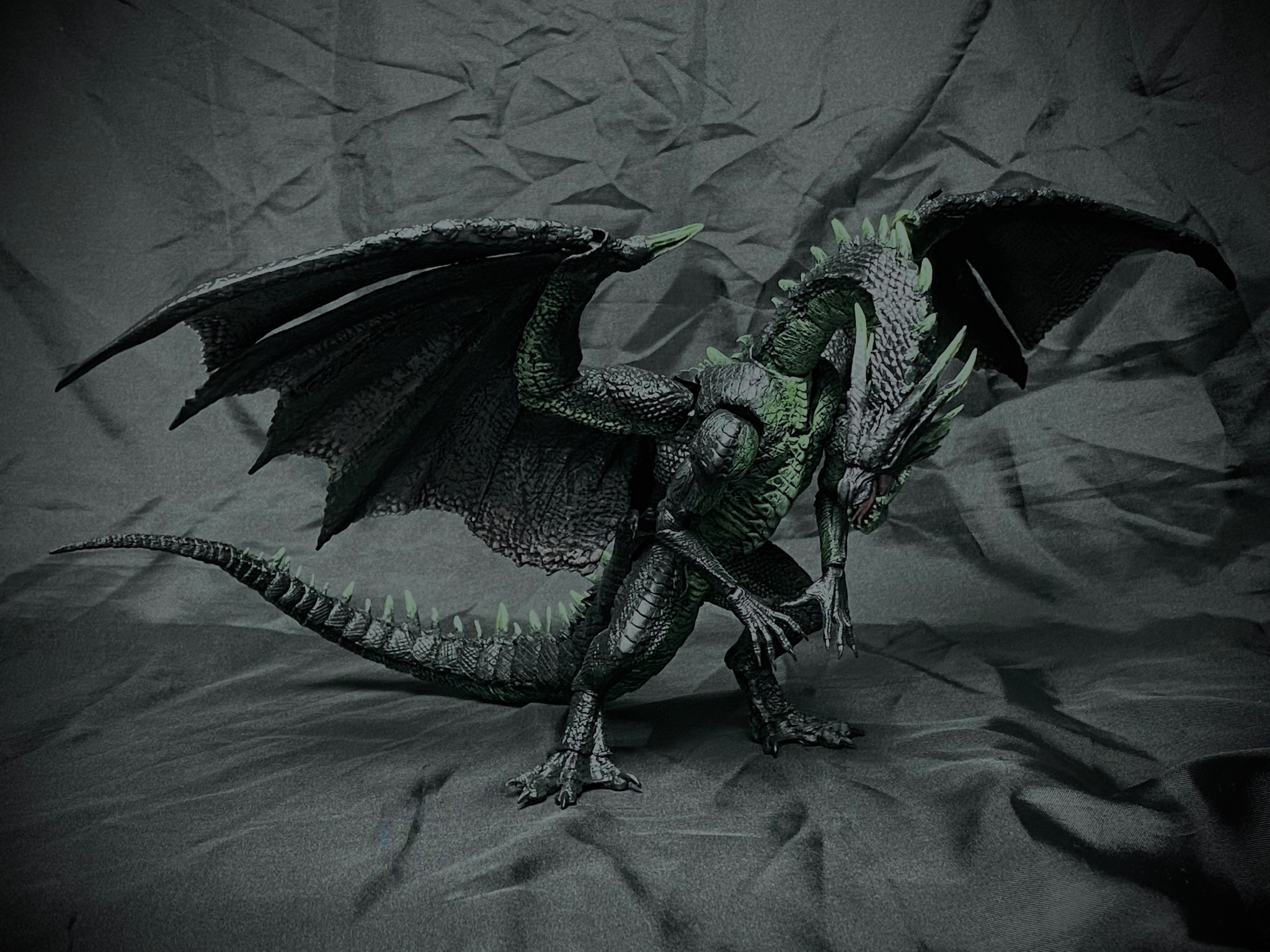 Rk R K Monsterarts 黒龍ミラボレアス フィギュアが待てども販売されないので 勢いで作ってみました 足の形状など ゲーム中と比較するとかなりアレンジが入っております 可動式になっており いろいろ動かせます なので四つん這いポーズも出来ます Rk R K Monsterarts 黒龍ミラボレアス フィギュアが待てども販売されないので 勢いで作ってみました 足の形状など ゲーム中と比較するとかなりアレンジが入っております 可動式になっており いろいろ動かせます なので四つん這いポーズも出来ます
