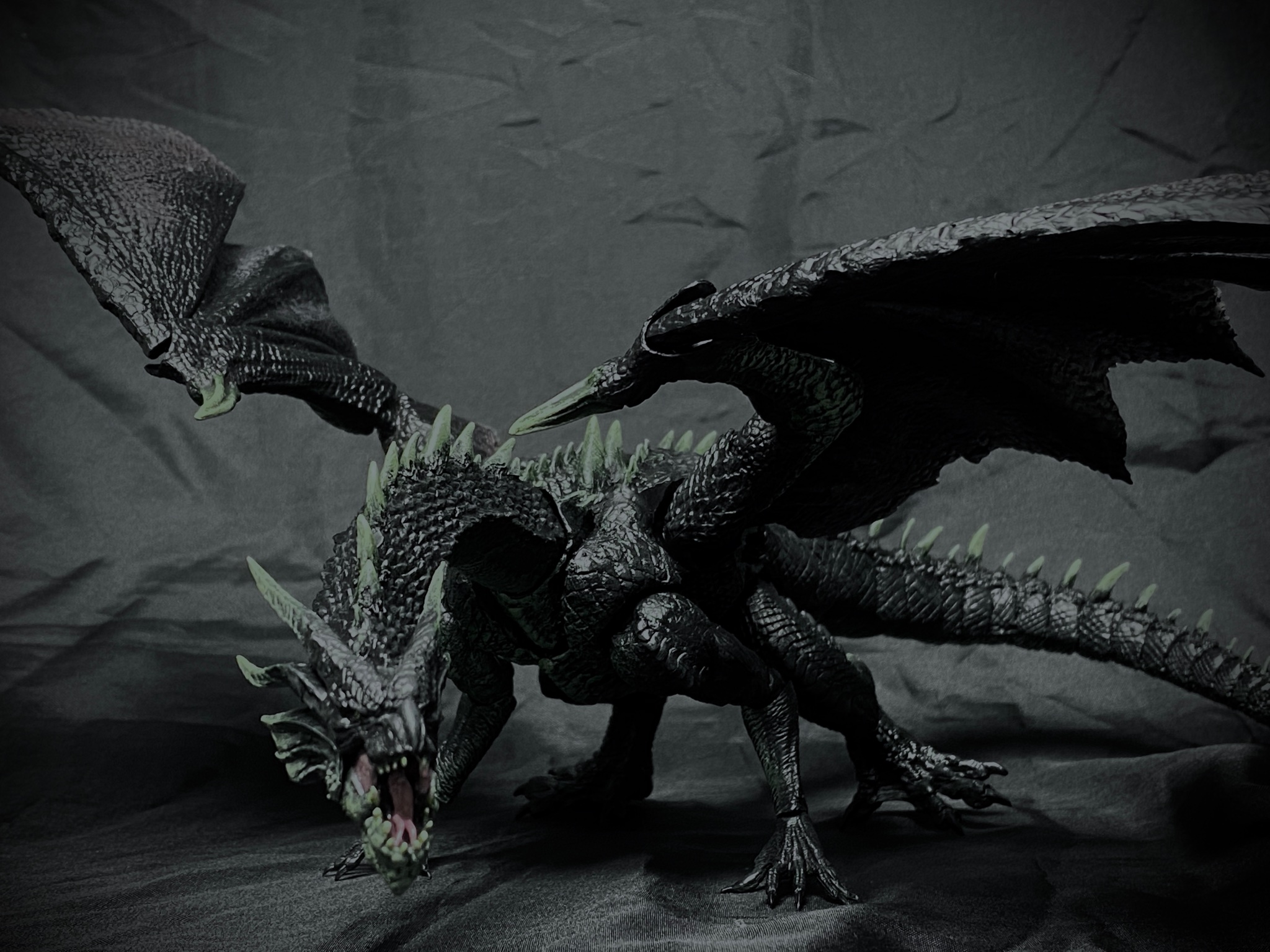 Rk R K Monsterarts 黒龍ミラボレアス フィギュアが待てども販売されないので 勢いで作ってみました 足の形状など ゲーム中と比較するとかなりアレンジが入っております 可動式になっており いろいろ動かせます なので四つん這いポーズも出来ます Rk R K Monsterarts 黒龍ミラボレアス フィギュアが待てども販売されないので 勢いで作ってみました 足の形状など ゲーム中と比較するとかなりアレンジが入っております 可動式になっており いろいろ動かせます なので四つん這いポーズも出来ます