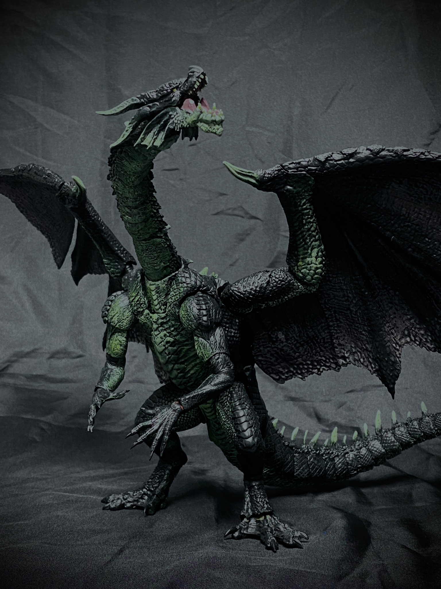 Rk R K Monsterarts 黒龍ミラボレアス フィギュアが待てども販売されないので 勢いで作ってみました 足の形状など ゲーム中と比較するとかなりアレンジが入っております 可動式になっており いろいろ動かせます なので四つん這いポーズも出来ます Rk R K Monsterarts 黒龍ミラボレアス フィギュアが待てども販売されないので 勢いで作ってみました 足の形状など ゲーム中と比較するとかなりアレンジが入っております 可動式になっており いろいろ動かせます なので四つん這いポーズも出来ます