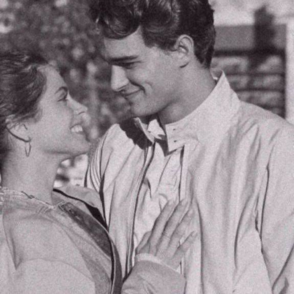 ip37_'s tweet image. رائحتك دافئة وبقائك بجانبي أمراً حنُوناً .