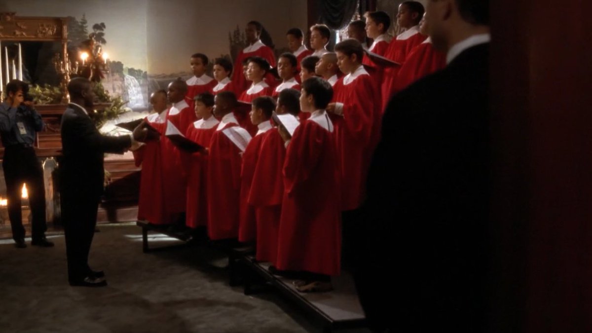 Première fin d'épisode en montage alterné et musical, qui en annonce tant d'autres, en particulier celle du s5e13 et le monologue de Josh sur l'envoi d'une sonde sur Mars.Émotion maximale, avec une nouvelle pierre posée au background de Toby qui fend le coeur.