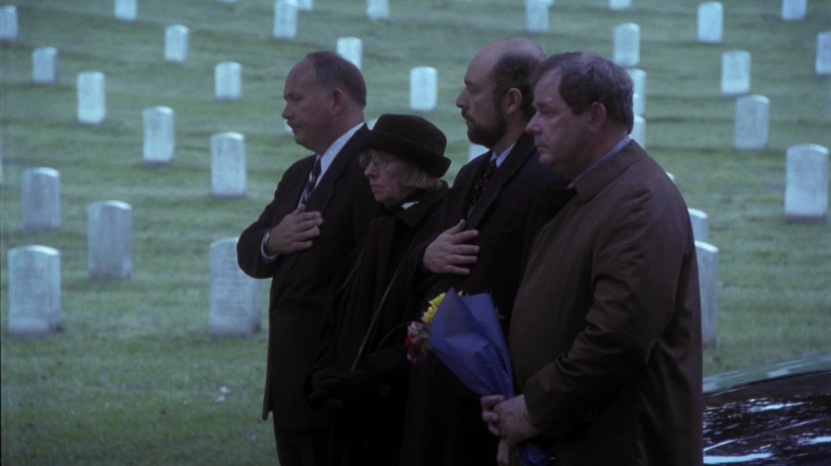 Première fin d'épisode en montage alterné et musical, qui en annonce tant d'autres, en particulier celle du s5e13 et le monologue de Josh sur l'envoi d'une sonde sur Mars.Émotion maximale, avec une nouvelle pierre posée au background de Toby qui fend le coeur.