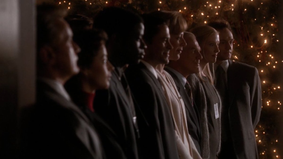 Première fin d'épisode en montage alterné et musical, qui en annonce tant d'autres, en particulier celle du s5e13 et le monologue de Josh sur l'envoi d'une sonde sur Mars.Émotion maximale, avec une nouvelle pierre posée au background de Toby qui fend le coeur.