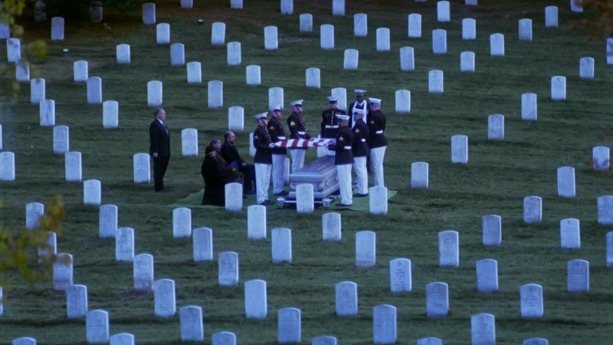 Première fin d'épisode en montage alterné et musical, qui en annonce tant d'autres, en particulier celle du s5e13 et le monologue de Josh sur l'envoi d'une sonde sur Mars.Émotion maximale, avec une nouvelle pierre posée au background de Toby qui fend le coeur.