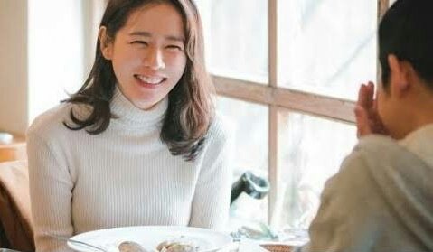 Sebenernya, sejauh mana kita mengenali pasangan kita? Pernahkah kita beneran menatap kedua matanya saat dia berbicara? Pernahkah kita perhatikan senyum bibirnya saat kita bercerita? Pernahkah kita mencoba bertanya ketika merasa ada sesuatu yg berbeda padanya?