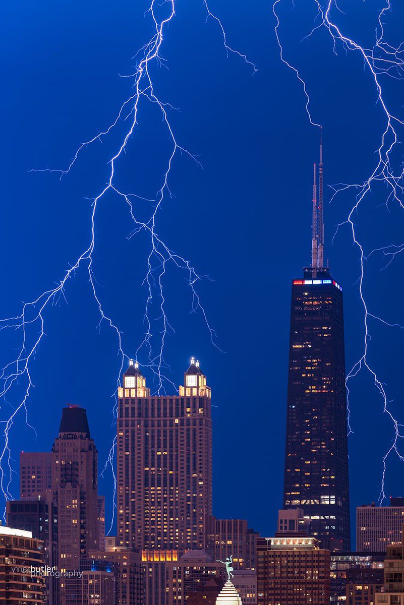 barrybutler9's tweet photo. Happy Halloween from Chicago! https://t.co/FjY4G3opwn