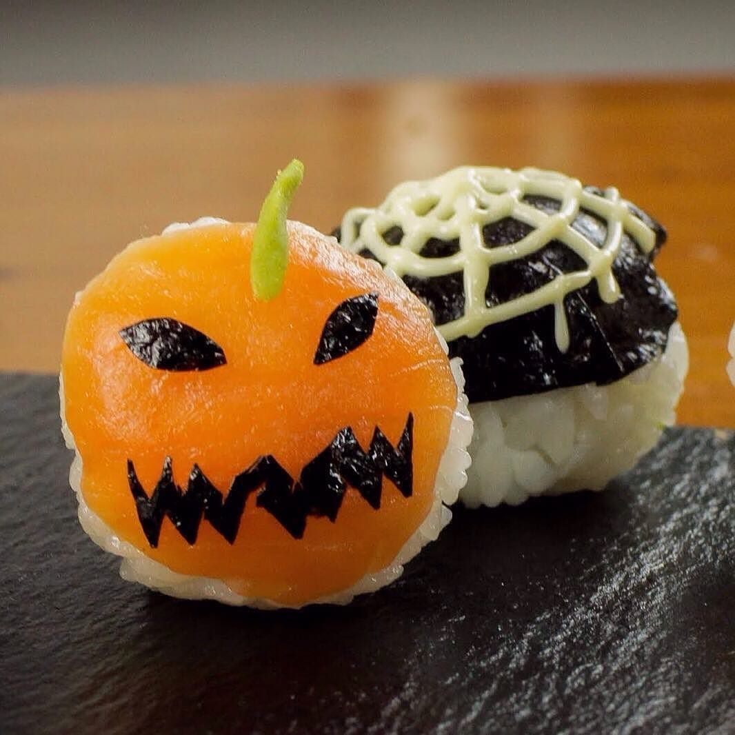 Birlikte geçireceğimiz Halloween partilerine kadar, şimdilik sadece paket siparişlerinize özel hediye Halloween konsept nigirileri günün ikramı olarak sizleri bekliyor! 🎃 

#acesushi #sushi  #beylicium #acessushi  #halloween #nigiri #cadılarbayramı