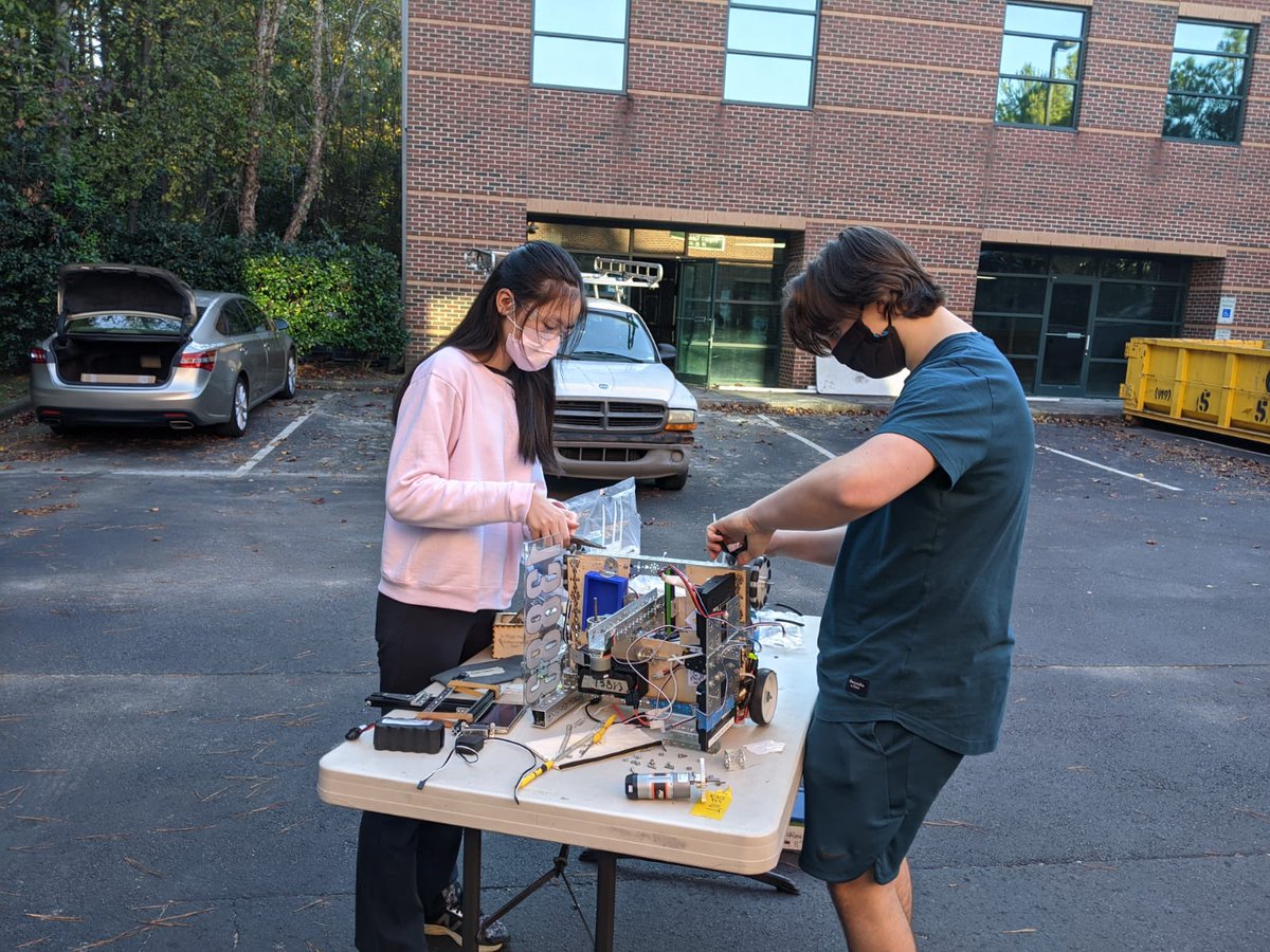 ftc13883's tweet photo. Cool pictures of new members and people who once were new members working together!!! #ULTIMATEGOAL https://t.co/hF1sNI0IG4