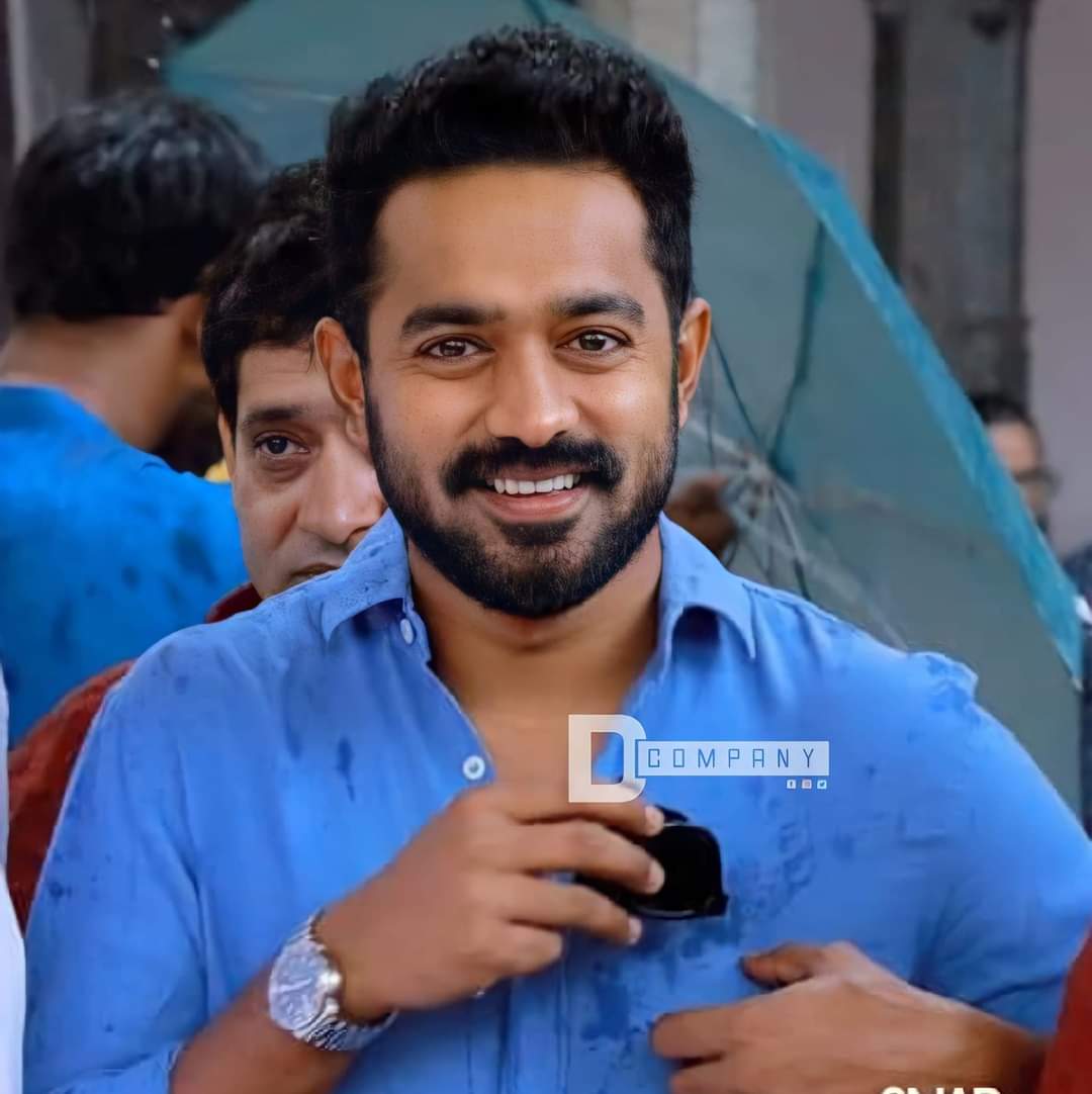 AsifAliMedia's tweet photo. During the Subsequent years Asif went on to act in critically and commercially successful films including the romantic thriller Apoorvaragam, Road thriller film Traffic, Romantic Comedy film Salt N' Pepper and Period drama movie Ozhimuri 

#AsifAliBdayFeastIn100Days https://t.co/SmJ5IQlj1R