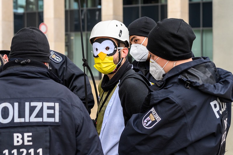 robin_wood's tweet photo. Unser legitimer Protest wurde heute wieder einmal kriminalisiert - aber wir lassen uns nicht davon abbringen, uns für eine sozial-ökologisch gerechte Welt einzusetzen! Wir brauchen endlich klimagerechte Mobilität! #PenguinsForFuture #AmBodenBleiben #BERoeffnung https://t.co/fxdXlCZXIS
