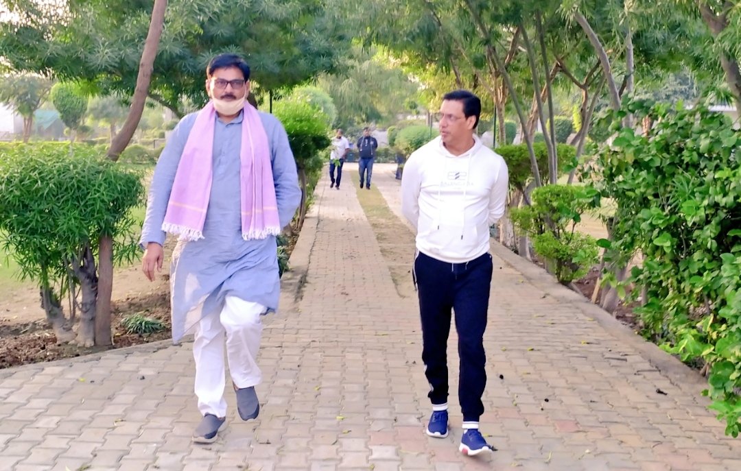 DhirendraGBN's tweet photo. फिल्म निर्माता निर्देशक श्री @imbhandarkar जी ने #Jewar में आने वाली फ़िल्म के लिए कई लोकेशनस को देखा। अनेकों राष्ट्रीय पुरुष्कारों से नवाजे गए भंडारकर जी का जेवर आना मेरे लिए सौभाग्य की बात है। #MLAJewar #JewarAssembly https://t.co/auelymMS6O