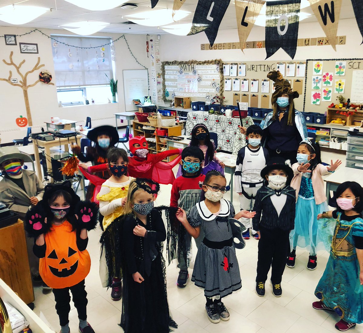 MsIkonomou's tweet photo. Happy Halloween! Please be safe this weekend and see you all on Monday! https://t.co/VB433A2BTL