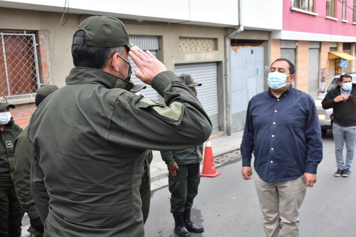 ViceminSegCiu's tweet photo. Viceministro de Seguridad Ciudadana @WilSantacho junto con la campaña solidaria “Hoy por ti, mañana por mi” hace entrega de productos alimenticios a la Estación Policial Integral “Cotahuma” en la ciudad de La Paz.
#Bolivia https://t.co/COC2eCTZDd
