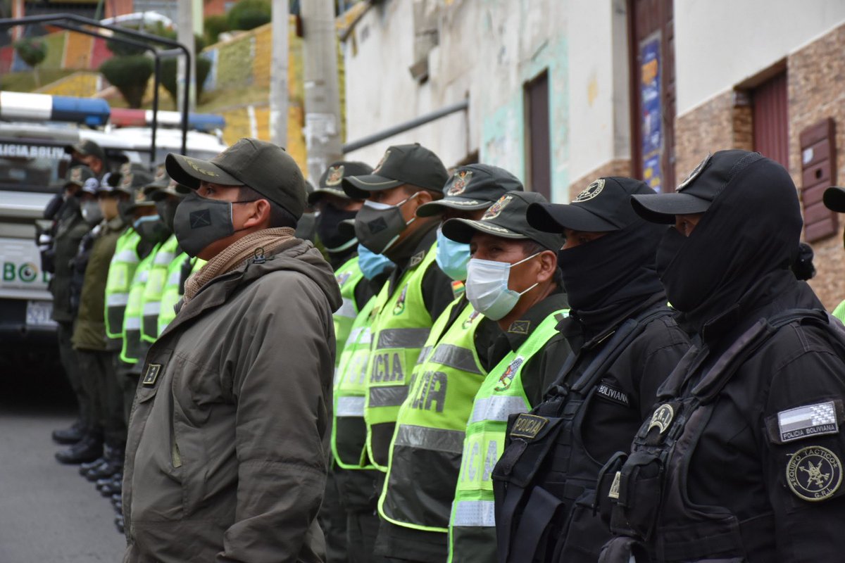 ViceminSegCiu's tweet photo. Viceministro de Seguridad Ciudadana @WilSantacho junto con la campaña solidaria “Hoy por ti, mañana por mi” hace entrega de productos alimenticios a la Estación Policial Integral “Cotahuma” en la ciudad de La Paz.
#Bolivia https://t.co/COC2eCTZDd