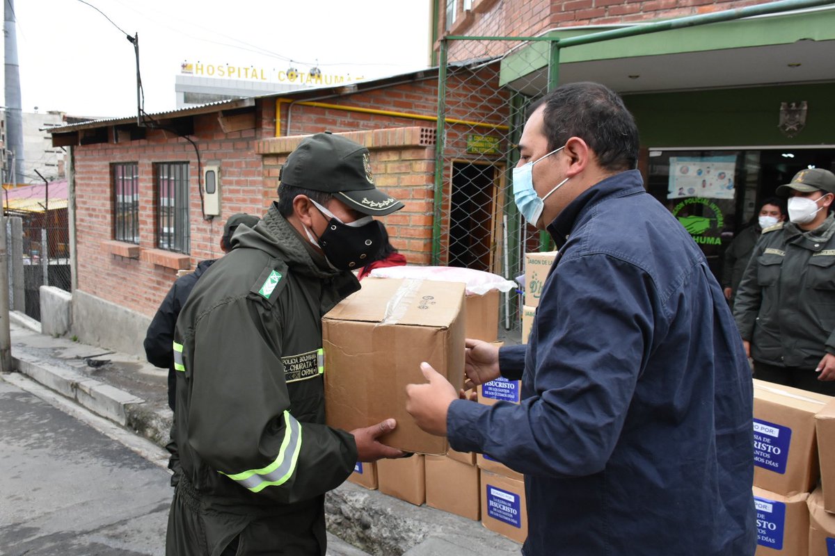 ViceminSegCiu's tweet photo. Viceministro de Seguridad Ciudadana @WilSantacho junto con la campaña solidaria “Hoy por ti, mañana por mi” hace entrega de productos alimenticios a la Estación Policial Integral “Cotahuma” en la ciudad de La Paz.
#Bolivia https://t.co/COC2eCTZDd