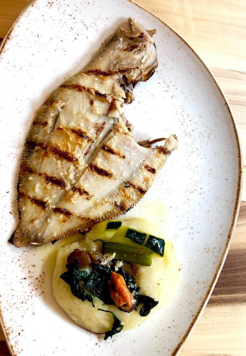 Encántanos facer peixes 🐟 á brasa 🔥, como este CORUXO acompañado con crema de pataca e verduriñas... que está para chuparse os dedos, os 10 ✋🤚

#afaragulla #peixe #delmaralamesa #braseriaafaragulla #RibeiraSacra