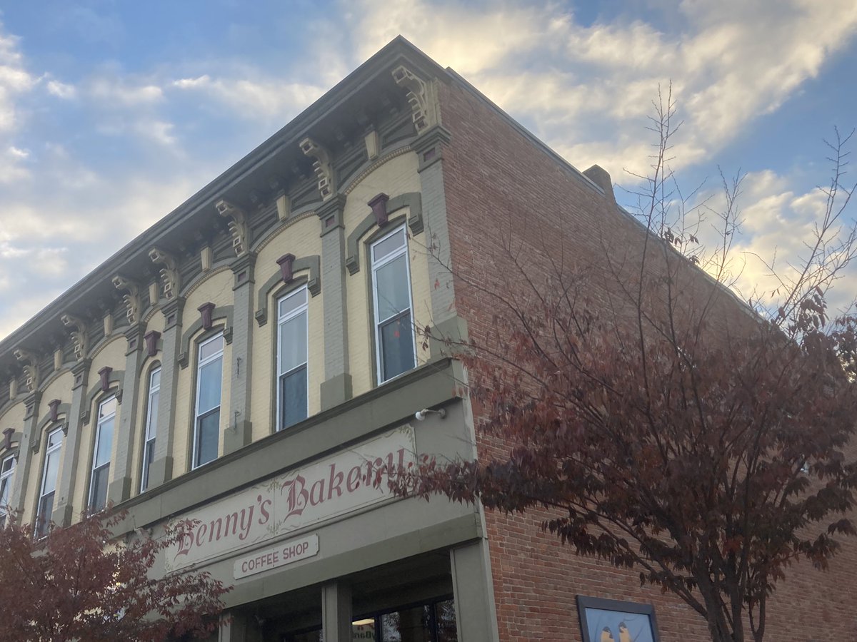 LarryLage's tweet photo. There’s a line out the door at @Bennysbakery as usual on game days at #Michigan Stadium but this one hits different https://t.co/F8vKpFcPtF