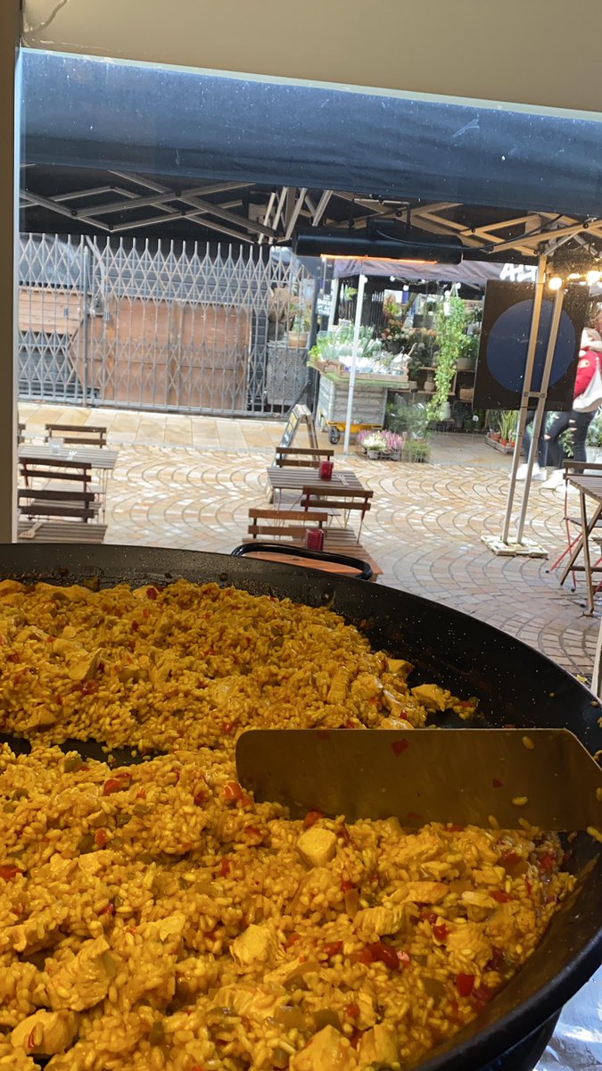 So #altrincham we are all set and ready! The paella is a go and we’ve added in some chicken / steak flatbreads. Heated seating and with beers from @belgianbar it’s a given come and say hola! 🇪🇸 🥘 🍻 📍46 Greenwood Street
