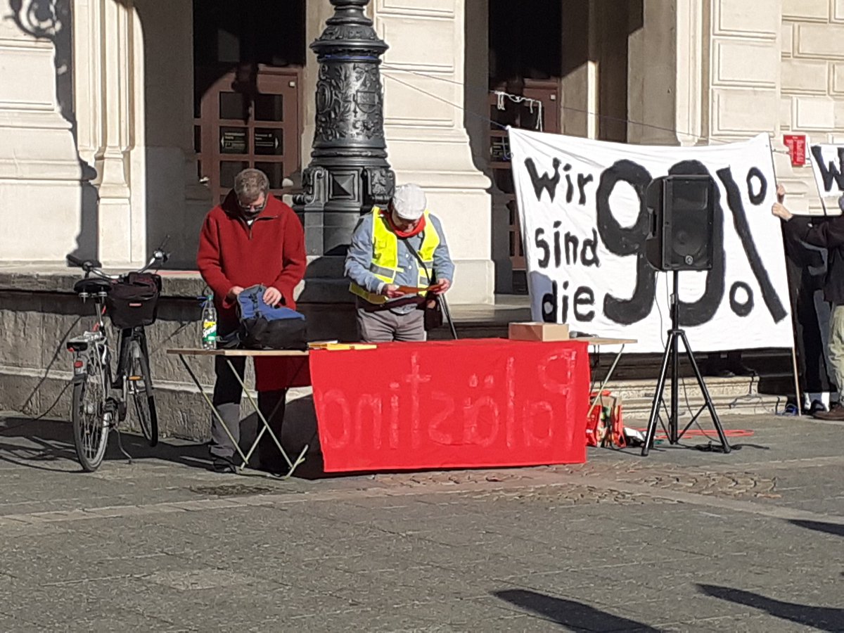 DemoTickerFFM's tweet photo. 1356 Funfact: die Tischdecke der Frankfurter Corona-Leugner*innen von "Widerstand 4.0" ist ein umgedrehtes "Freiheit für Palästina"-Transpi. #ffm3101 https://t.co/Qd004f79IL