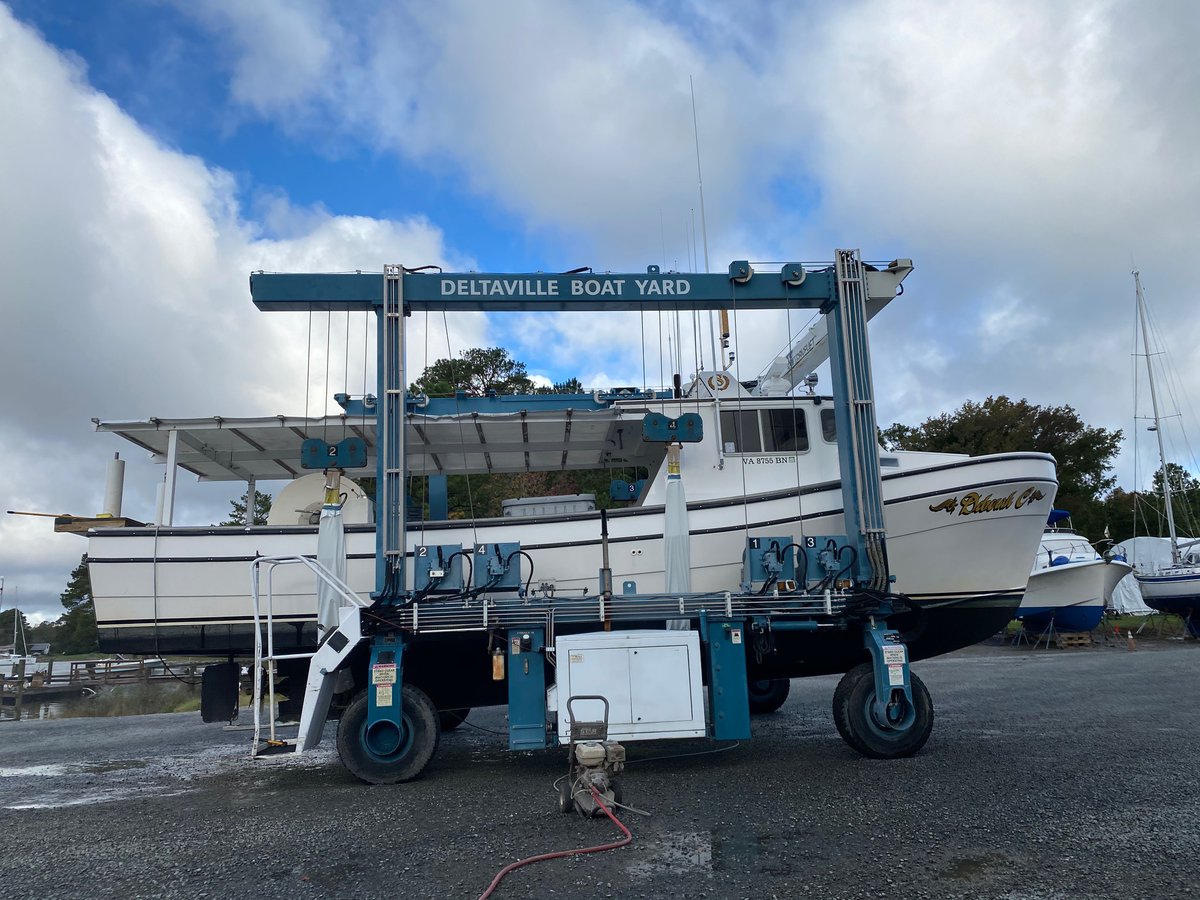 DBYard's tweet image. Support your local watermen! "Deborah C" out for a quick haul.