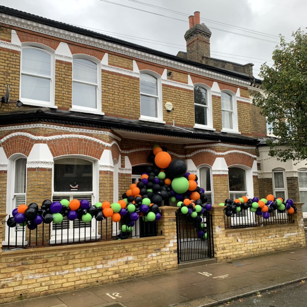 balhamnewsie's tweet photo. A very Happy Halloween 🎃👻 from @LDNballoonlady who has this fantastic display on show outside her house on Dafforne Road in #Tooting Bec! Can you spot the spooky eyes?! 👀👀 #Balham https://t.co/NTvYIEFyQT