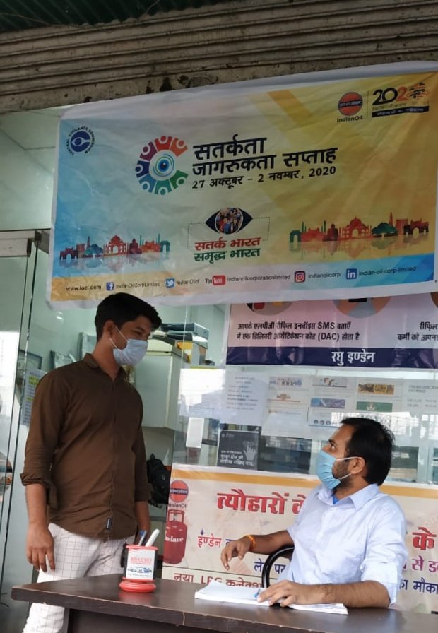 GKapshe's tweet photo. सतर्कता जागरूकता सप्ताह के अंतर्गत ग्राहकों के समस्या का समाधान किया गया।  @Bhopal_AO @ioclmp @IndianOilcl #vigilanceweek2020 #VigilanceAwarenessWeek2020 https://t.co/UT4ezONmfj