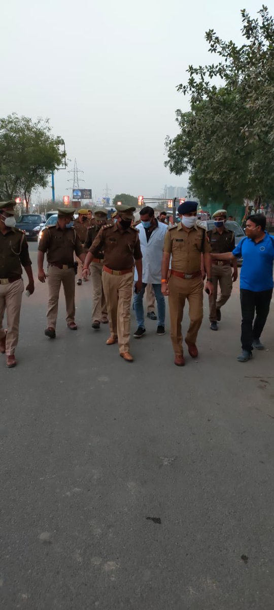 बिसरख पुलिस द्वारा सरदार वल्लभभाई पटेल की जयंती के अवसर पर एकता दिवस के उपलक्ष में श्रीमान सहायक पुलिस आयुक्त तू सेंट्रल नोएडा व थाना प्रभारी निरीक्षक बिसरख के द्वारा चिकित्सा विभाग की टीम वह एनजीटी टीम के साथ  हनुमान मंदिर चौराहा चौक से गौर सिटी किसान चौक चतक पैदल मार्च करते हुए