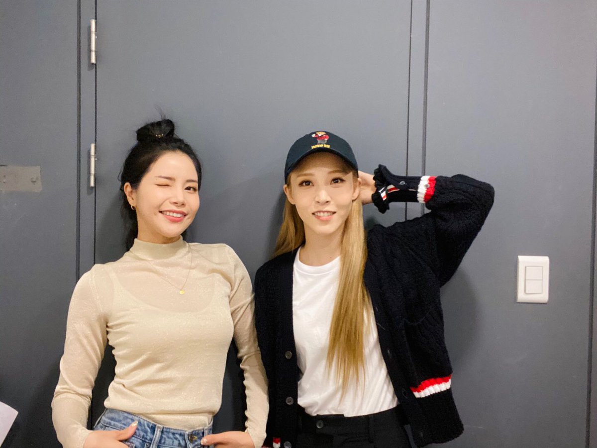 RBW_MAMAMOO's tweet photo. [#솔라]

잠시 후 10시 40분, TVN에서
'온앤오프'가 방송됩니다🙌🏻

우리 무무 여러분 뚜니의 일상뿐만
아니라 용콩별콩의 특별한 케미도
놓치지 마세요😆🤍🖤

#마마무 #문별 #온앤오프 https://t.co/nqsAPMVCmV