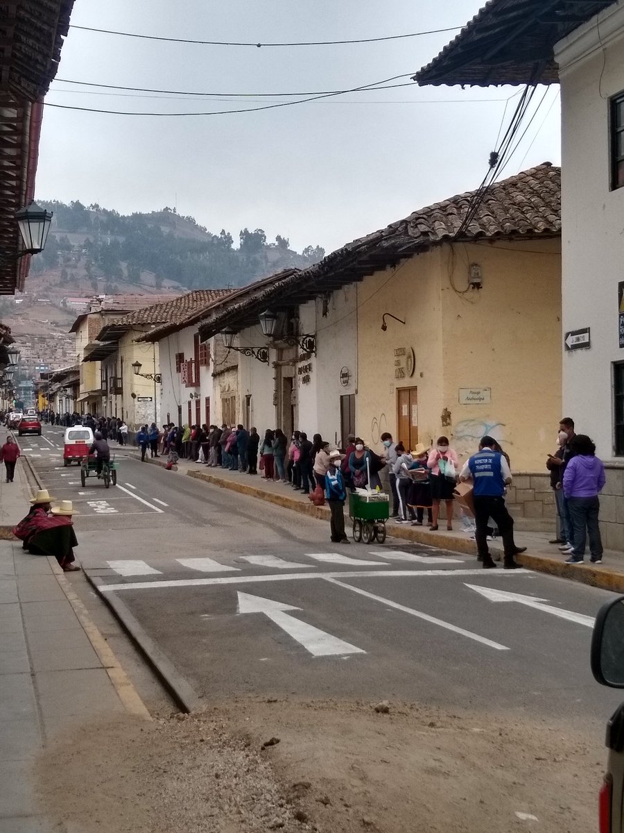 sarisnc17's tweet photo. Alguna otra ciudad del #PeruvianAwards que tenga una cola como está de más de 3 cuadras para el #BancodelaNación ? Gente desde las 6 AM para ser atendida y solo hay 3 ventanillas operativas. Pésima calidad de servicio #panoramacajamarquino #tvnorte #latinanoticias #canalN https://t.co/9D7BoKsP60