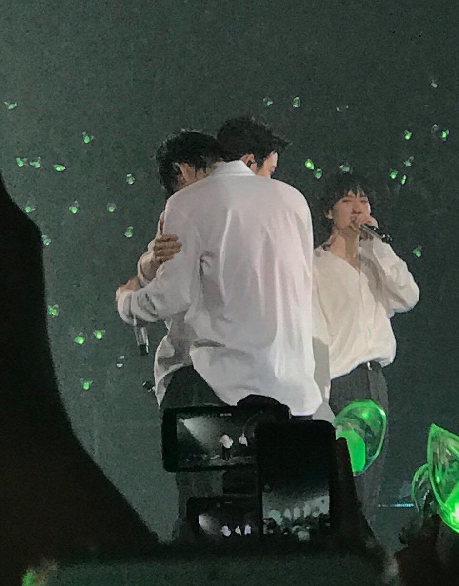 enretrouvant's tweet photo. jaebeom: jinyoung's shoulder soft https://t.co/uKAEOj7Tf2