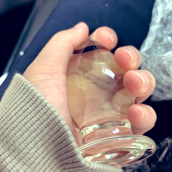 6個セットぐらいのアナルプラグ買ったんだけどデカすぎた😇 これ入れたら中まで見えてエロいんだけど♡ さすがにこのサイズ入んないや😂 https://t.co/l3wdMOcpSv