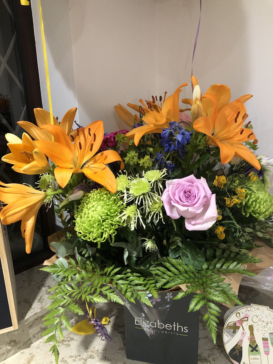 sarahr_OT's tweet photo. Beautiful flowers to celebrate my first Band 6 OT job 💚💚 https://t.co/1s5G8Cq6bZ