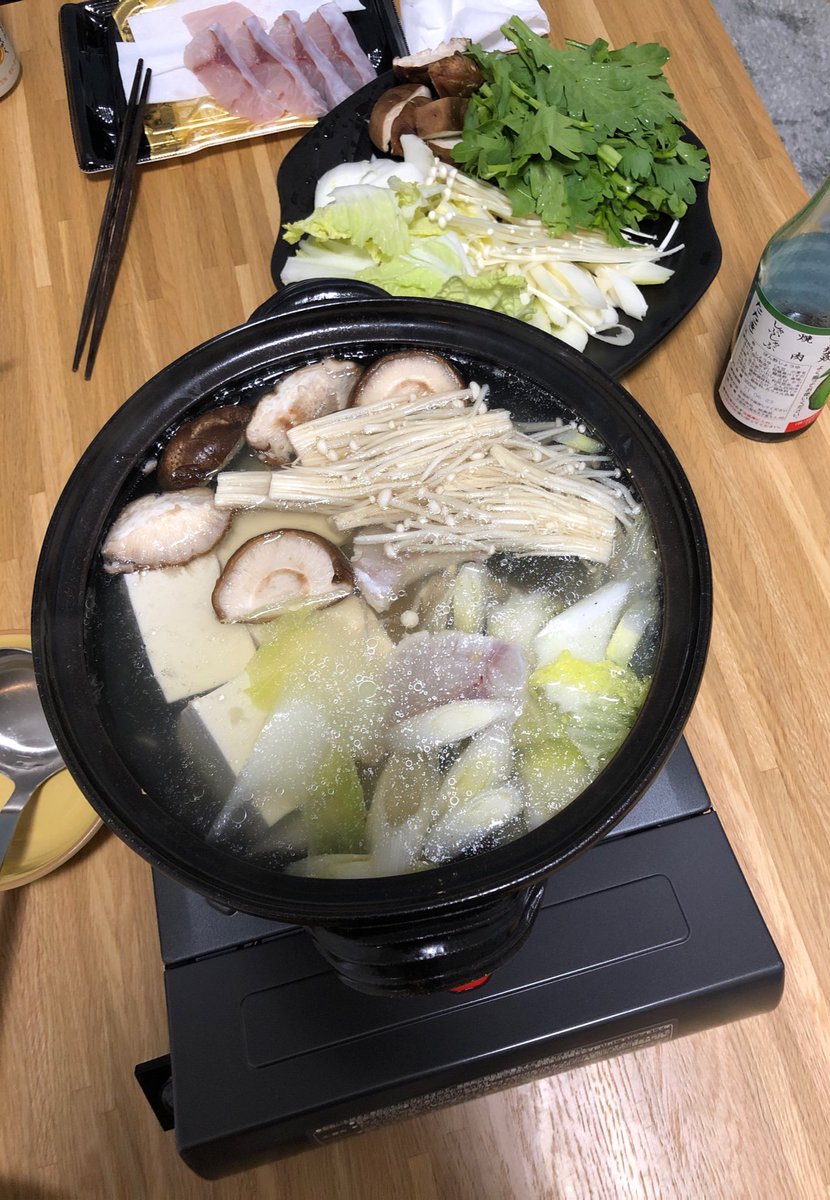 Y Snow 今日のばんごはん 和歌山ごはん クエ鍋 柿の葉すし 完熟梅ジュース 和歌山らしいもんをたべておらん 今日は和歌山ごはんやな 養殖だけど高い 頭とホネで出汁 食べる直前にお鍋に やわらかいうちにいただく 近大クエ かなぁ 和歌山に