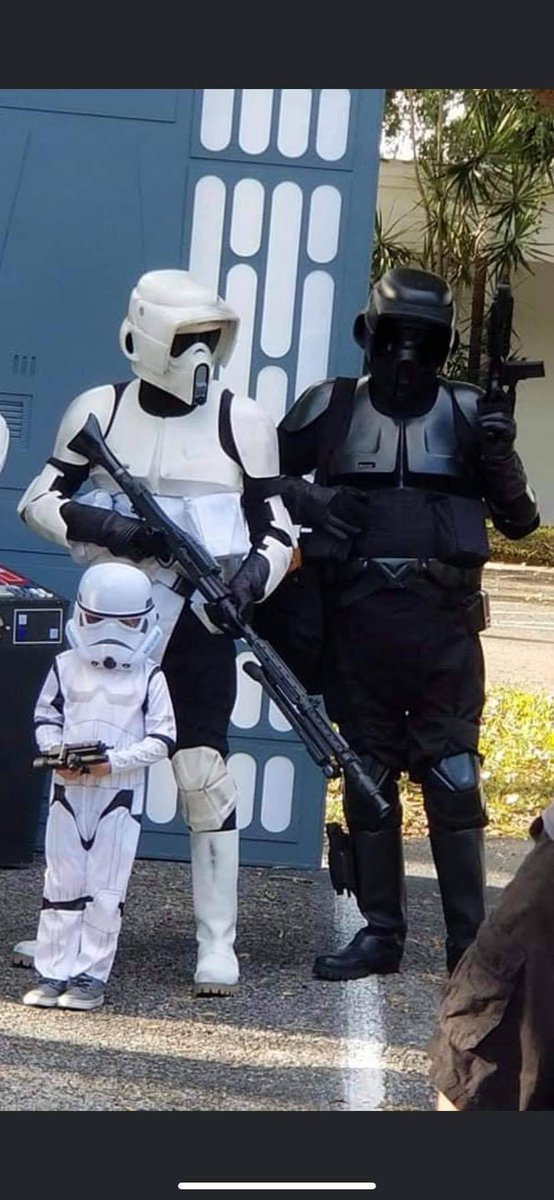 501stSpecOps's tweet photo. This #SearchAndDestroySaturday shoutout goes to the #DarkShadows of @FloridaGarrison
This week, TX30611, TX11818, TX12459 & TX30971 got to show off their shiny black armour. You guys rock! π€
#SwiftSilentRelentless #SpecOps #DeathTrooper #ShadowScout #SearchAndDestroy https://t.co/l7AVYJQdUG
