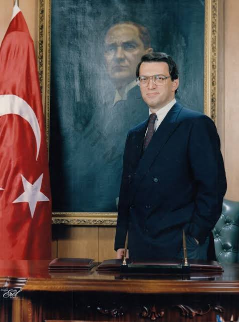 Rize ve Rizelinin dostu, Eski Başbakanlarımızdan, hemşehrimiz Sayın Ahmet Mesut Yılmaz'ın vefatını büyük bir üzüntü ile öğrenmiş bulunmaktayız. Merhuma Allahtan rahmet, yakınlarına, hemşehrilerimize ve kederli ailesine sabırlar dileriz.